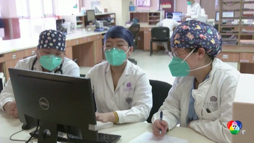 บุคลากรการแพทย์จีนทำงานหนักรักษาผู้ป่วยโควิด-19