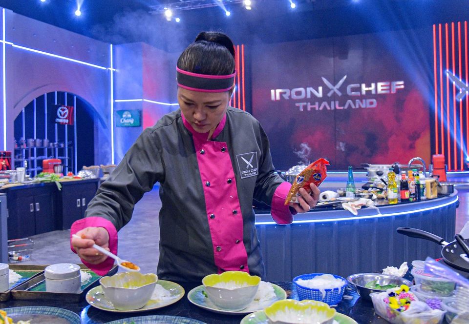Iron Chef Thailand เปิดศึกเชฟตัวพ่อปะทะเชฟตัวแม่  “เฮียโอ” เชฟวัยเก๋าขอไว้ลาย..เปิดตำราท้าดวล  “เชฟไก่”