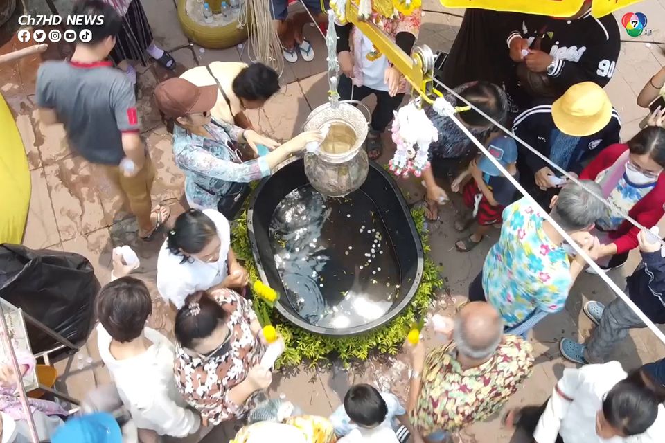 หนึ่งปีมีครั้งเดียว  พุทธศาสนิกชนแห่ชักรอกสรงน้ำยอด”พระธาตุพนม” เชื่อได้อานิสงส์ยิ่งใหญ่ รับปีใหม่ไทย หรือเทศกาลสงกรานต์ 2566