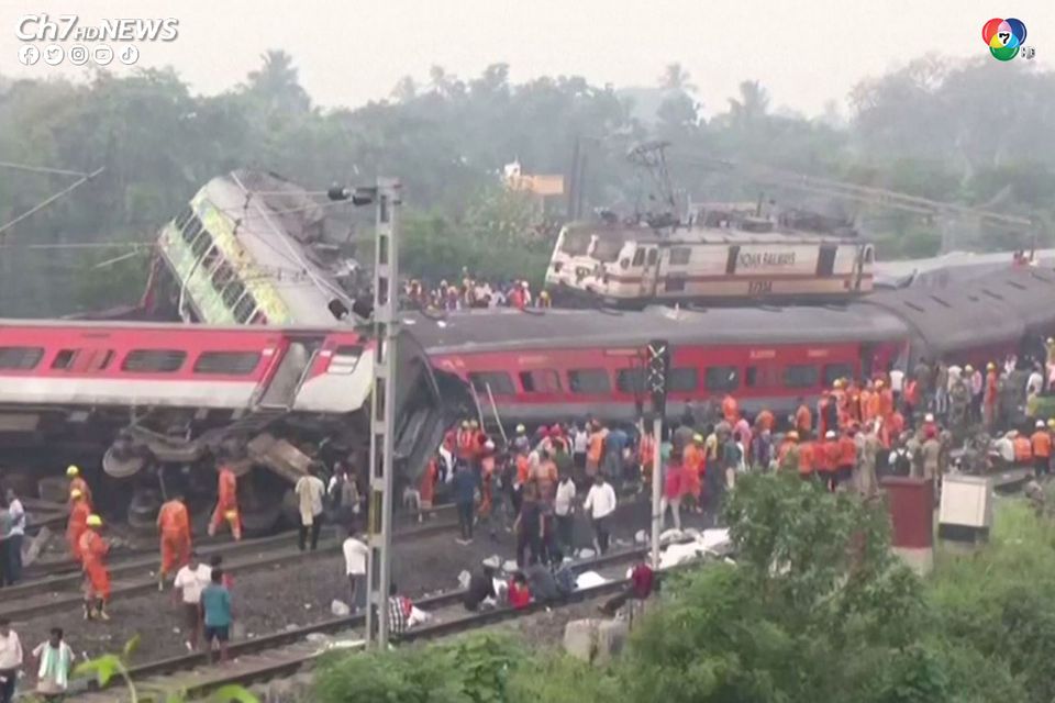 อินเดียรถไฟชนกัน