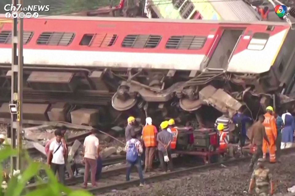 อินเดียรถไฟชนกัน