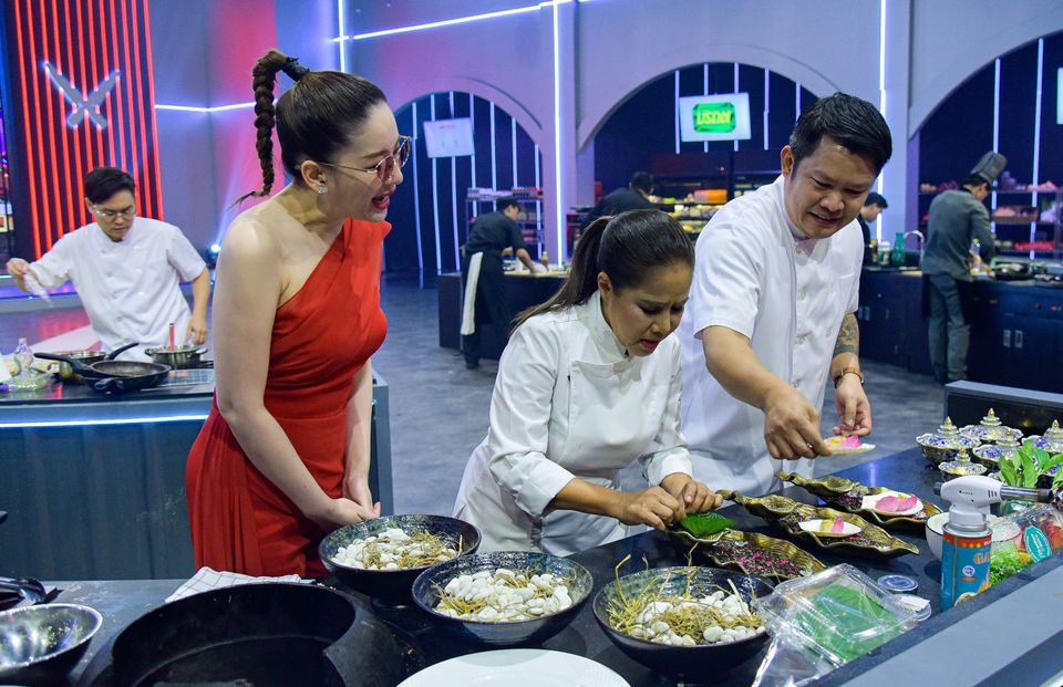 “เชฟตุ๊กตา-เชฟเตย-เชฟแมน-เชฟพงษ์”แท็กทีมรุม “เชฟอาร์”เปิดศึกไขว้สุดเร้าร้อน Iron Chef Thailand “Fast and Delicious”