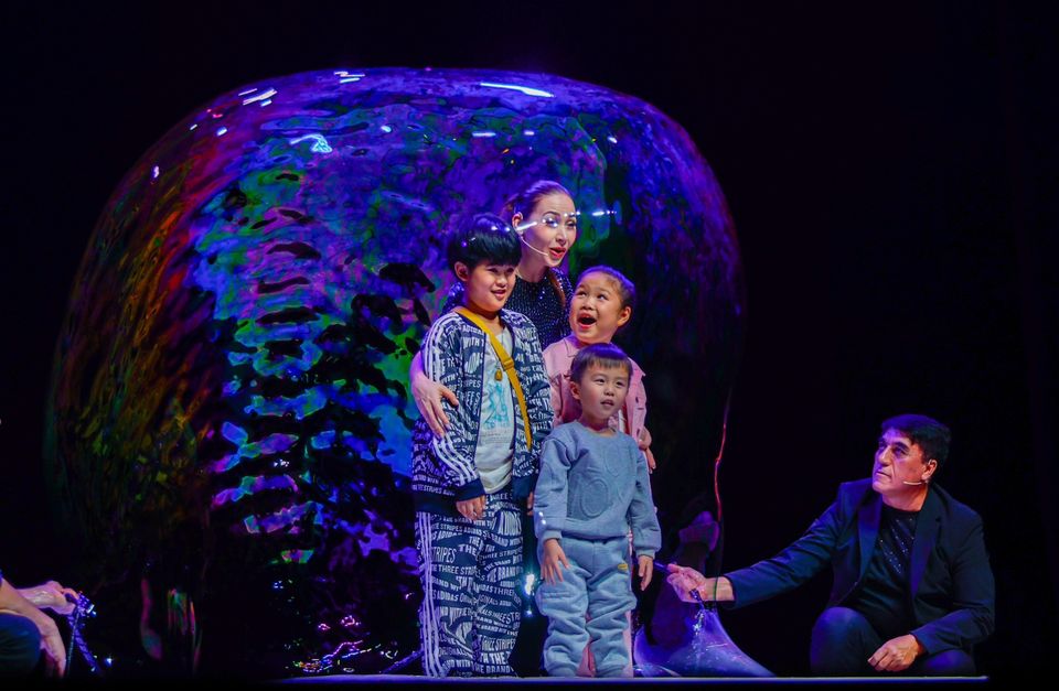 “Gazillion Bubble Show” เปิดฉากโชว์ “บับเบิ้ลสุดมหัศจรรย์” ครอบครัวเซเลป-ดารา การันตีความว้าวระดับโลก!!