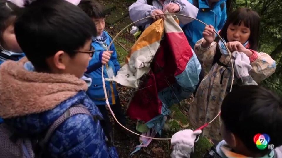 เด็กชาวไต้หวันเดินป่าเก็บขยะ หลังเทศกาลโคมไฟ
