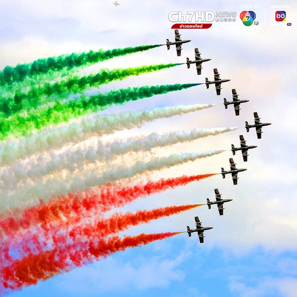 'ฝูงนกเหล็ก' บินผาดโผนพ่นควันหลากสีในอิตาลี