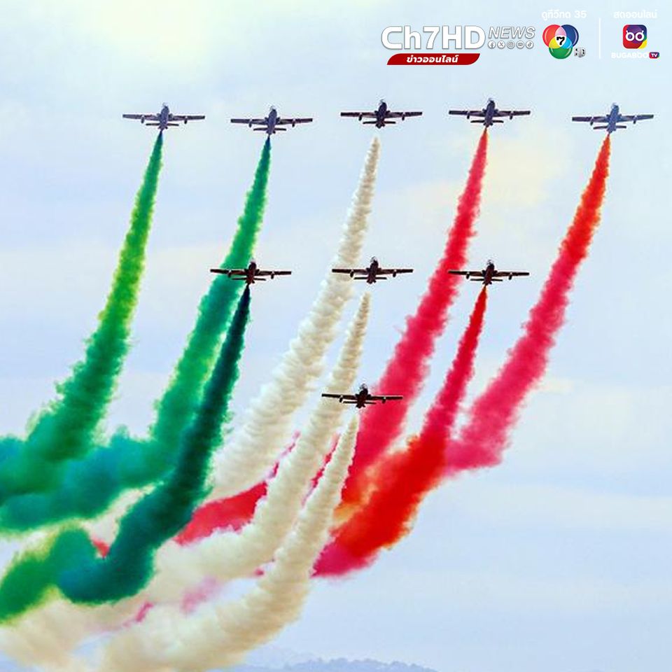 'ฝูงนกเหล็ก' บินผาดโผนพ่นควันหลากสีในอิตาลี