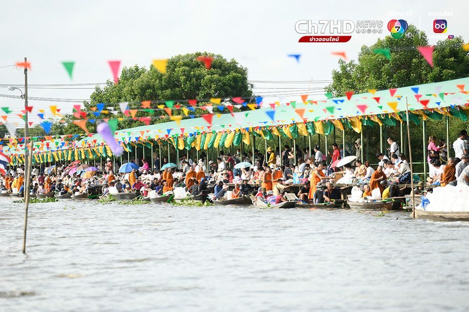 ตักบาตรพระร้อยทางเรือ ประจำปี 2567