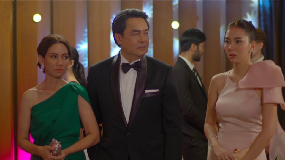 “ยูโร” แปลงโฉม “มุกดา” สวยสุดแกลม  พร้อมเปิดตัวจีบกลางงานเลี้ยงสุดหรู