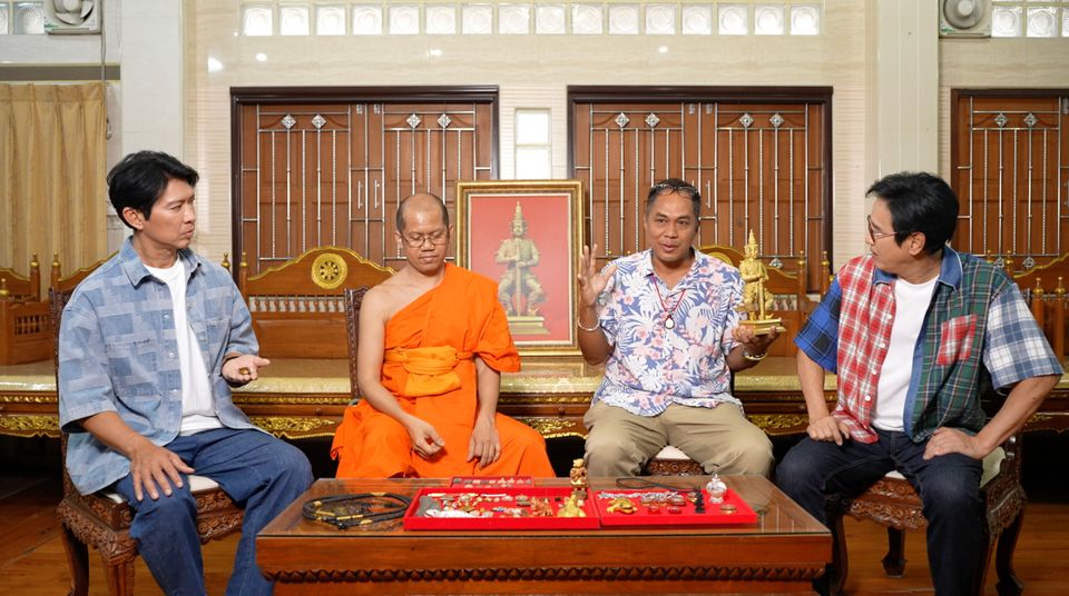“หนุ่ม-แท่ง” พากราบเกจิพระนักพัฒนาชื่อดังถึงต่างประเทศ ตามหาวัตถุมงคลหนึ่งในสุดยอดสายเมตตา
