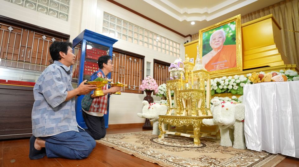 “หนุ่ม-แท่ง” พากราบเกจิพระนักพัฒนาชื่อดังถึงต่างประเทศ ตามหาวัตถุมงคลหนึ่งในสุดยอดสายเมตตา
