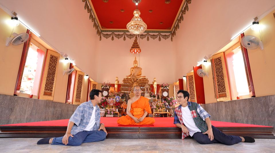 “หนุ่ม-แท่ง” พากราบเกจิพระนักพัฒนาชื่อดังถึงต่างประเทศ ตามหาวัตถุมงคลหนึ่งในสุดยอดสายเมตตา
