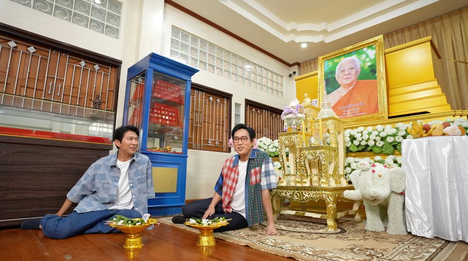 “หนุ่ม-แท่ง” พากราบเกจิพระนักพัฒนาชื่อดังถึงต่างประเทศ ตามหาวัตถุมงคลหนึ่งในสุดยอดสายเมตตา
