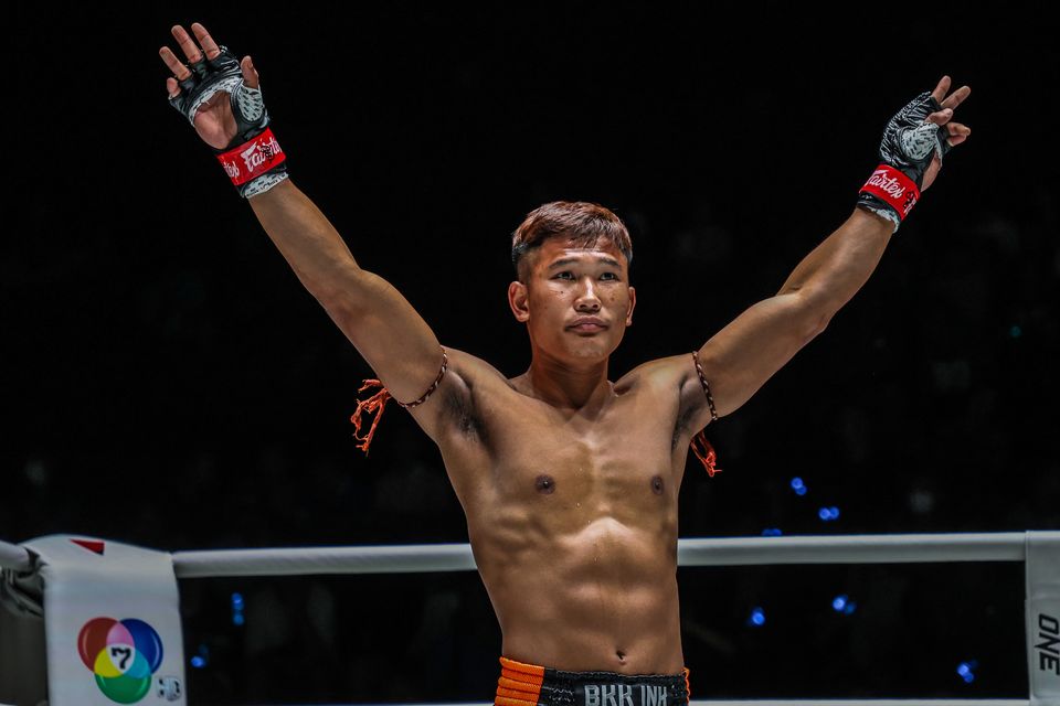 ONE ลุมพินี : กุหลาบดำ สจ.เปี๊ยกอุทัย มั่นใจพลังคาดปิดเกม ฟิลิปเป โลโบ ยกสอง
