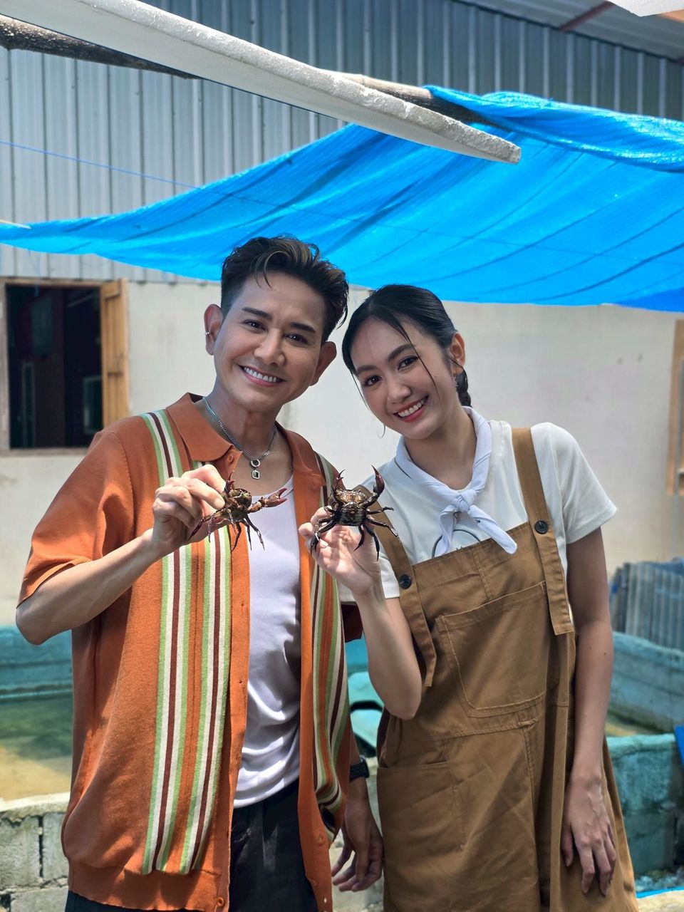 “เอ-แป้ง” พาลุยบ่อเลี้ยง “ปูนา” ที่นครสวรรค์  ทัวร์ “วิสาหกิจชุมชนอรรคิราห์ฟาร์มเกษตรยุคใหม่”