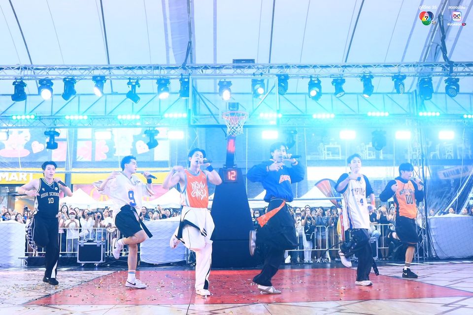 ภาพการแสดงจากวง PROXIE ในการแข่งขันบาสเกตบอล 3x3 นักเรียนชาย แชมป์กีฬา 7HD 2025