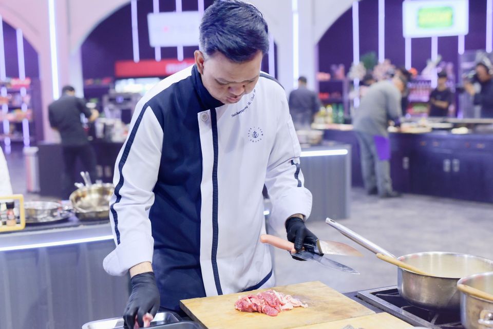 Iron Chef ร้อนระอุ!!ครบรส..ดุเด็ดเผ็ดมันส์   “เชฟอ๊อฟ”ดวลเดือด “เชฟนุ” ชิงความเป็นหนึ่ง  