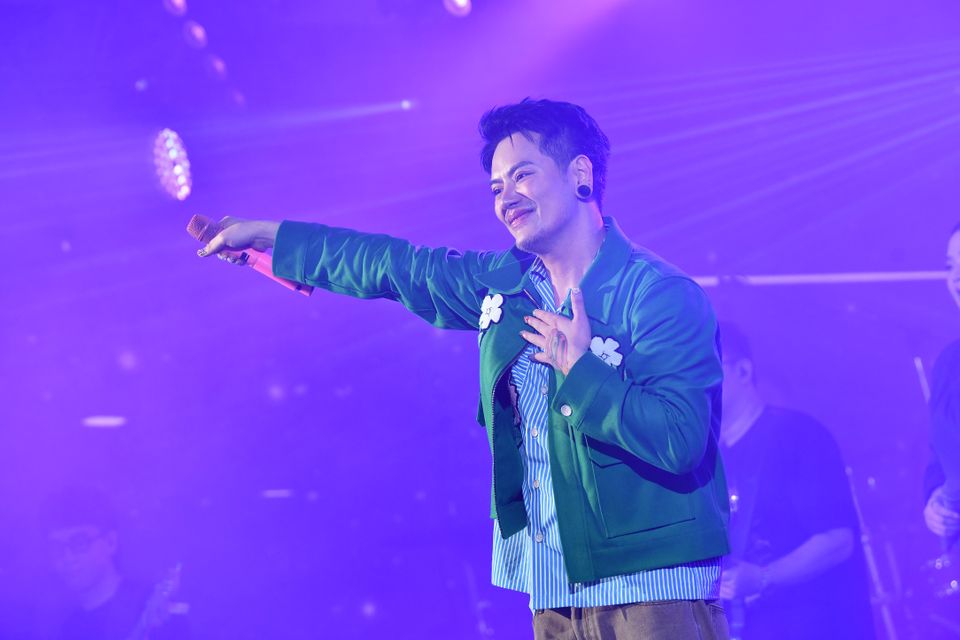 กรี๊ดสนั่น “อ๊อฟ ปองศักดิ์” ทำสมมงจัดเพลย์ลิสต์เพลงฮิตมาเต็มแม็กซ์   “ซัน-ชาย” ผ่านฉลุยร่วมแจมใน “7 สีคอนเสิร์ตเฟสติวัล” สุดมัน   