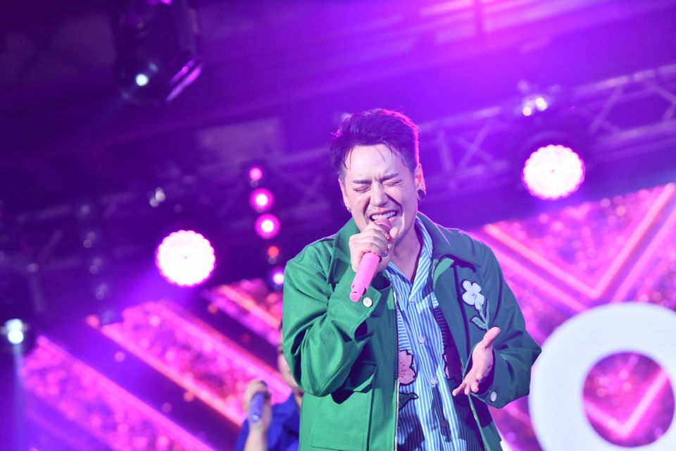 กรี๊ดสนั่น “อ๊อฟ ปองศักดิ์” ทำสมมงจัดเพลย์ลิสต์เพลงฮิตมาเต็มแม็กซ์   “ซัน-ชาย” ผ่านฉลุยร่วมแจมใน “7 สีคอนเสิร์ตเฟสติวัล” สุดมัน   