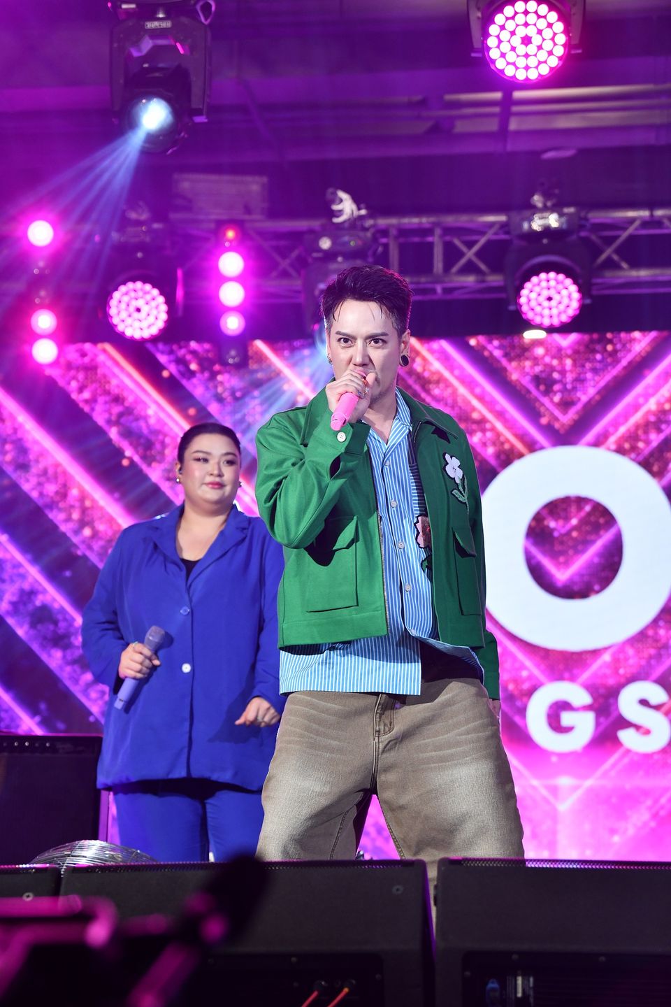 กรี๊ดสนั่น “อ๊อฟ ปองศักดิ์” ทำสมมงจัดเพลย์ลิสต์เพลงฮิตมาเต็มแม็กซ์   “ซัน-ชาย” ผ่านฉลุยร่วมแจมใน “7 สีคอนเสิร์ตเฟสติวัล” สุดมัน   