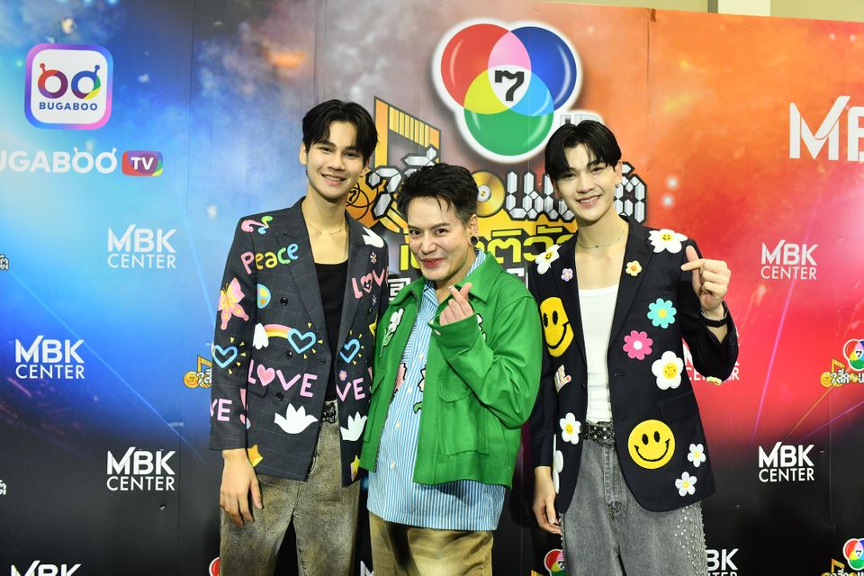 กรี๊ดสนั่น “อ๊อฟ ปองศักดิ์” ทำสมมงจัดเพลย์ลิสต์เพลงฮิตมาเต็มแม็กซ์   “ซัน-ชาย” ผ่านฉลุยร่วมแจมใน “7 สีคอนเสิร์ตเฟสติวัล” สุดมัน   