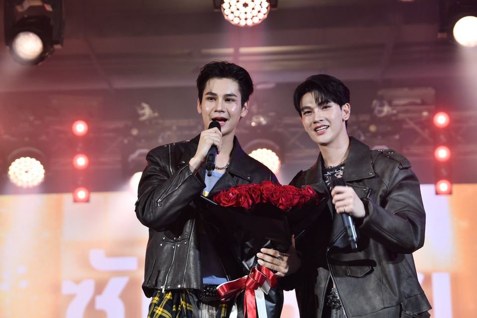กรี๊ดสนั่น “อ๊อฟ ปองศักดิ์” ทำสมมงจัดเพลย์ลิสต์เพลงฮิตมาเต็มแม็กซ์   “ซัน-ชาย” ผ่านฉลุยร่วมแจมใน “7 สีคอนเสิร์ตเฟสติวัล” สุดมัน   