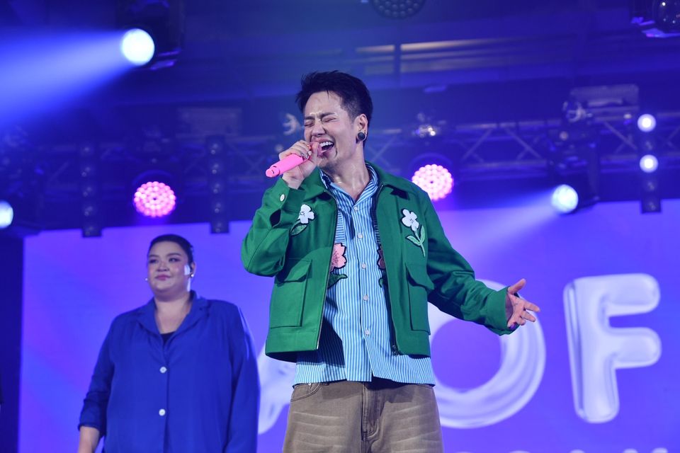 กรี๊ดสนั่น “อ๊อฟ ปองศักดิ์” ทำสมมงจัดเพลย์ลิสต์เพลงฮิตมาเต็มแม็กซ์   “ซัน-ชาย” ผ่านฉลุยร่วมแจมใน “7 สีคอนเสิร์ตเฟสติวัล” สุดมัน   