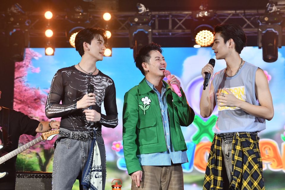 กรี๊ดสนั่น “อ๊อฟ ปองศักดิ์” ทำสมมงจัดเพลย์ลิสต์เพลงฮิตมาเต็มแม็กซ์   “ซัน-ชาย” ผ่านฉลุยร่วมแจมใน “7 สีคอนเสิร์ตเฟสติวัล” สุดมัน   
