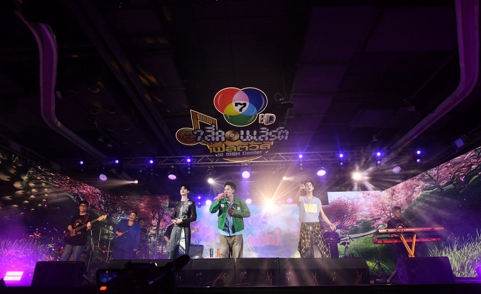กรี๊ดสนั่น “อ๊อฟ ปองศักดิ์” ทำสมมงจัดเพลย์ลิสต์เพลงฮิตมาเต็มแม็กซ์   “ซัน-ชาย” ผ่านฉลุยร่วมแจมใน “7 สีคอนเสิร์ตเฟสติวัล” สุดมัน   