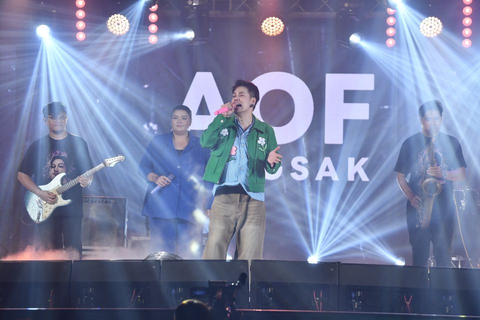 กรี๊ดสนั่น “อ๊อฟ ปองศักดิ์” ทำสมมงจัดเพลย์ลิสต์เพลงฮิตมาเต็มแม็กซ์   “ซัน-ชาย” ผ่านฉลุยร่วมแจมใน “7 สีคอนเสิร์ตเฟสติวัล” สุดมัน   