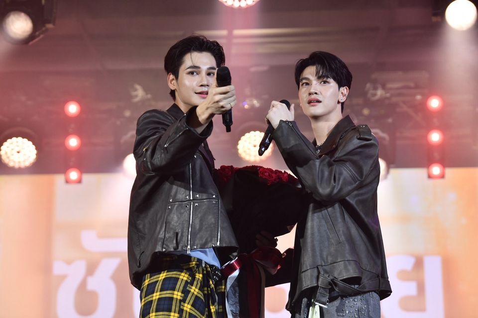 กรี๊ดสนั่น “อ๊อฟ ปองศักดิ์” ทำสมมงจัดเพลย์ลิสต์เพลงฮิตมาเต็มแม็กซ์   “ซัน-ชาย” ผ่านฉลุยร่วมแจมใน “7 สีคอนเสิร์ตเฟสติวัล” สุดมัน   