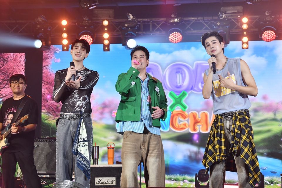 กรี๊ดสนั่น “อ๊อฟ ปองศักดิ์” ทำสมมงจัดเพลย์ลิสต์เพลงฮิตมาเต็มแม็กซ์   “ซัน-ชาย” ผ่านฉลุยร่วมแจมใน “7 สีคอนเสิร์ตเฟสติวัล” สุดมัน   