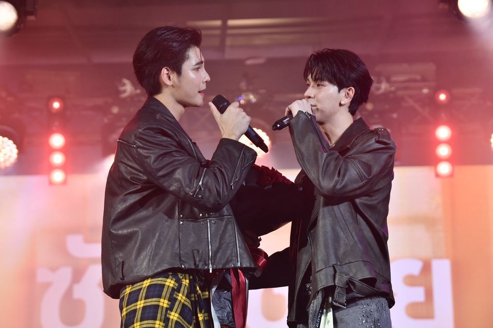 กรี๊ดสนั่น “อ๊อฟ ปองศักดิ์” ทำสมมงจัดเพลย์ลิสต์เพลงฮิตมาเต็มแม็กซ์   “ซัน-ชาย” ผ่านฉลุยร่วมแจมใน “7 สีคอนเสิร์ตเฟสติวัล” สุดมัน   