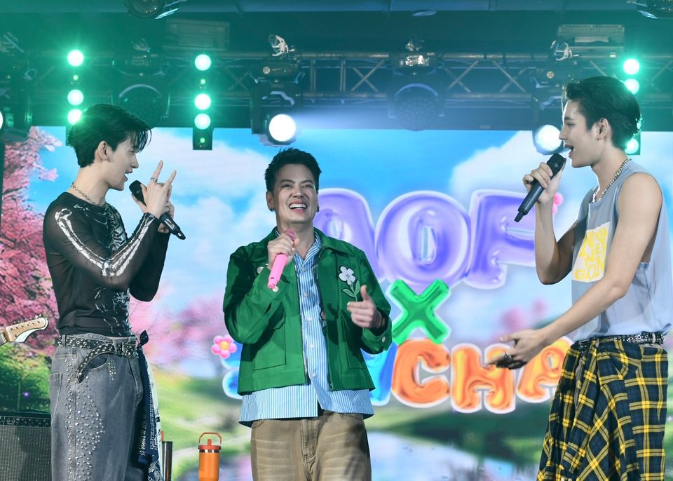 กรี๊ดสนั่น “อ๊อฟ ปองศักดิ์” ทำสมมงจัดเพลย์ลิสต์เพลงฮิตมาเต็มแม็กซ์   “ซัน-ชาย” ผ่านฉลุยร่วมแจมใน “7 สีคอนเสิร์ตเฟสติวัล” สุดมัน   