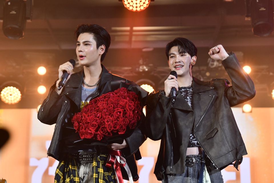 กรี๊ดสนั่น “อ๊อฟ ปองศักดิ์” ทำสมมงจัดเพลย์ลิสต์เพลงฮิตมาเต็มแม็กซ์   “ซัน-ชาย” ผ่านฉลุยร่วมแจมใน “7 สีคอนเสิร์ตเฟสติวัล” สุดมัน   