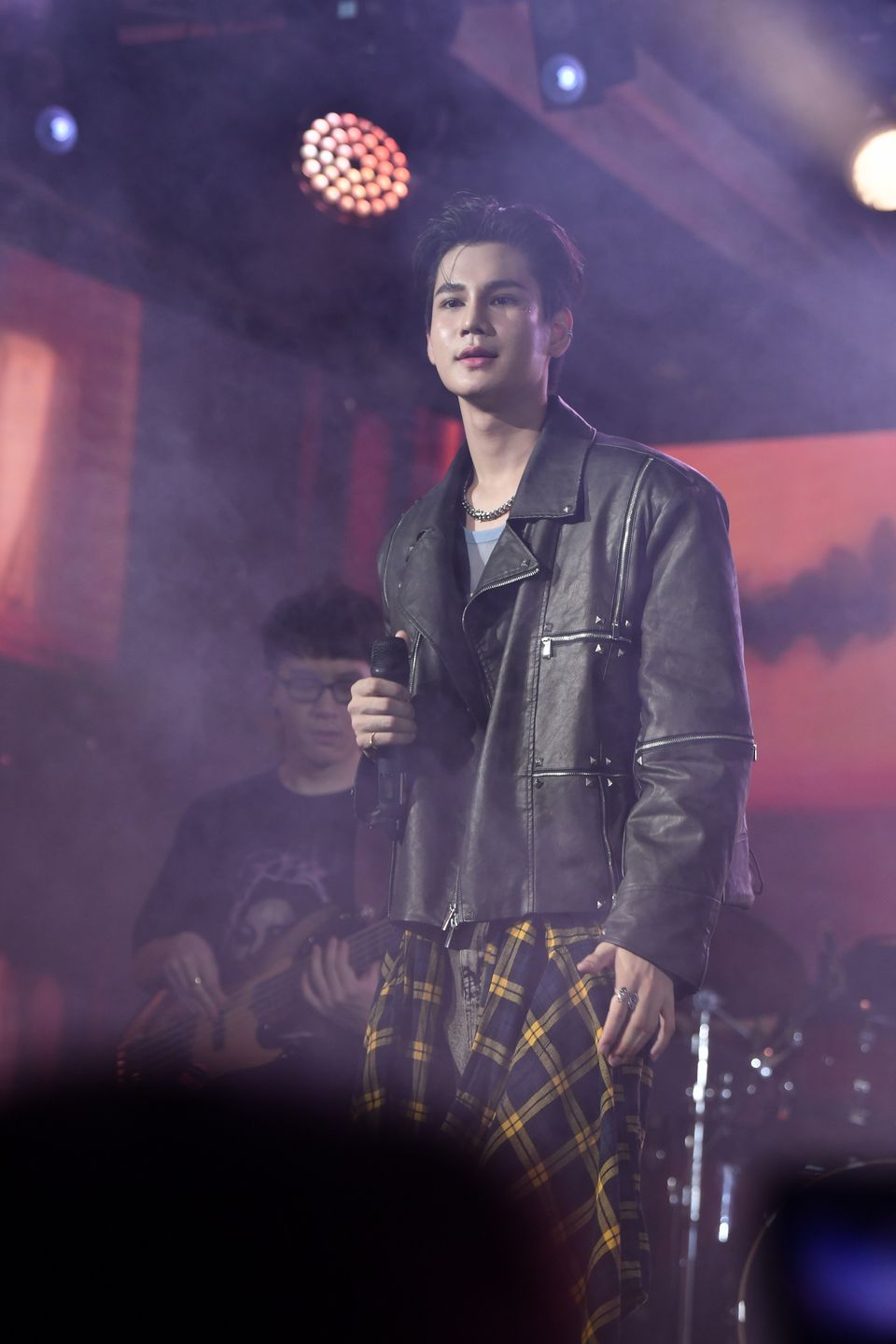 กรี๊ดสนั่น “อ๊อฟ ปองศักดิ์” ทำสมมงจัดเพลย์ลิสต์เพลงฮิตมาเต็มแม็กซ์   “ซัน-ชาย” ผ่านฉลุยร่วมแจมใน “7 สีคอนเสิร์ตเฟสติวัล” สุดมัน   