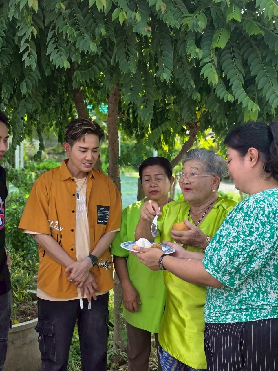 “เอ-แป้ง” เสริมความสนุกชวนคนกันเอง “มิตร มิตรชัย”  ตามหาของดี หมอนวดฝ่ามืออรหันต์ จ.อ่างทอง