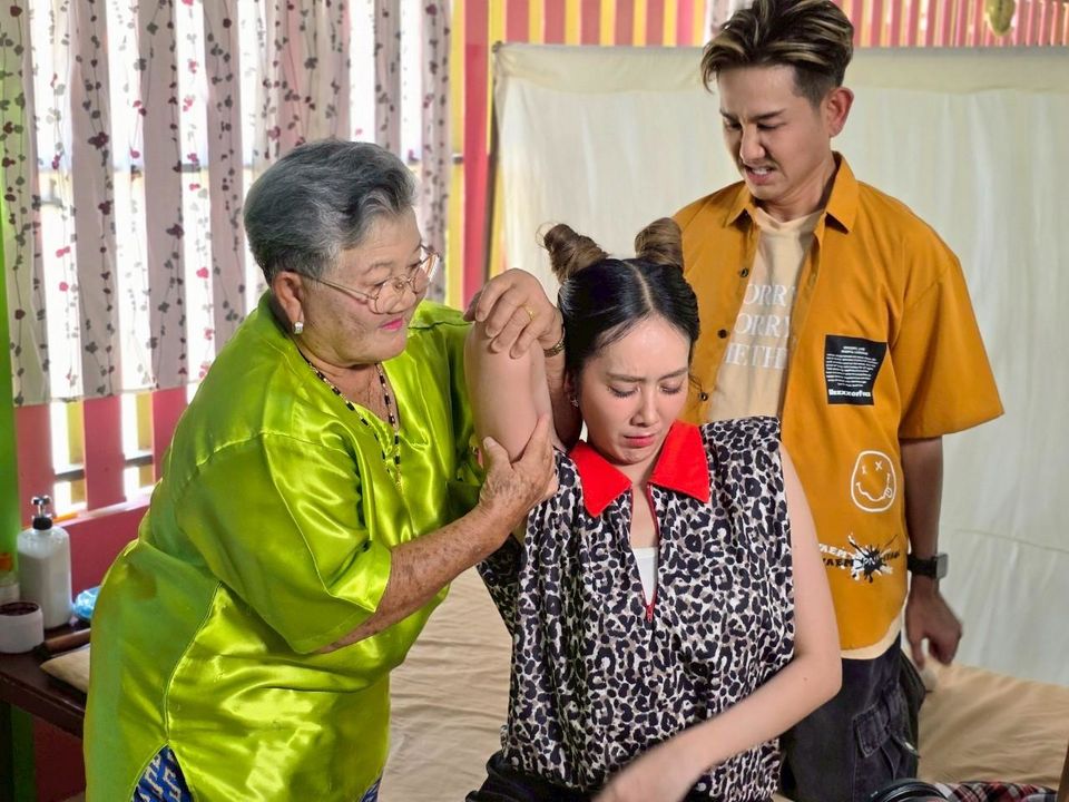 “เอ-แป้ง” เสริมความสนุกชวนคนกันเอง “มิตร มิตรชัย”  ตามหาของดี หมอนวดฝ่ามืออรหันต์ จ.อ่างทอง