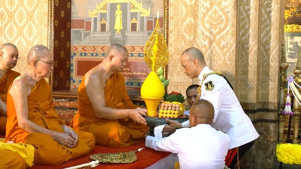 พระราชวงศ์ เสด็จแทนพระองค์ไปทรงจุดเทียนพรรษาที่ทรงพระราชอุทิศถวายเป็นพุทธบูชา เนื่องในเทศกาลเข้าพรรษา พุทธศักราช 2568