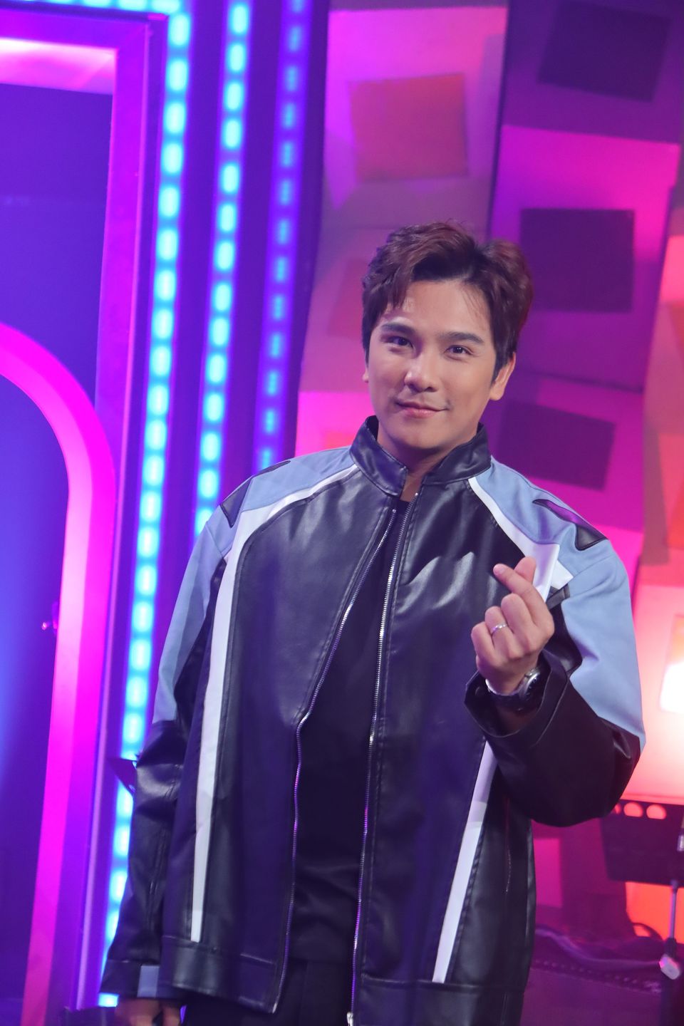 ดวลเพลงดัง พลังมัธยม พร้อมเสิร์ฟความฟิน ผ่านเพลง "คิดถึงฉันไหมเวลาที่เธอ..." ของวง "TAXI"