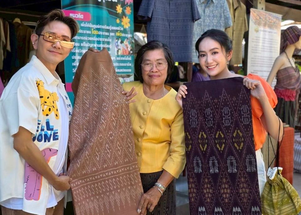 “เอ-แป้ง พาลุยแหล่งทำปลาส้มฟัก จ.ลพบุรี  ตามหาเอกลักษณ์ผ้ามัดหมี่แบบไทยพวน