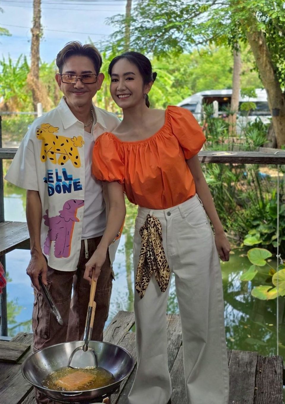 “เอ-แป้ง พาลุยแหล่งทำปลาส้มฟัก จ.ลพบุรี  ตามหาเอกลักษณ์ผ้ามัดหมี่แบบไทยพวน