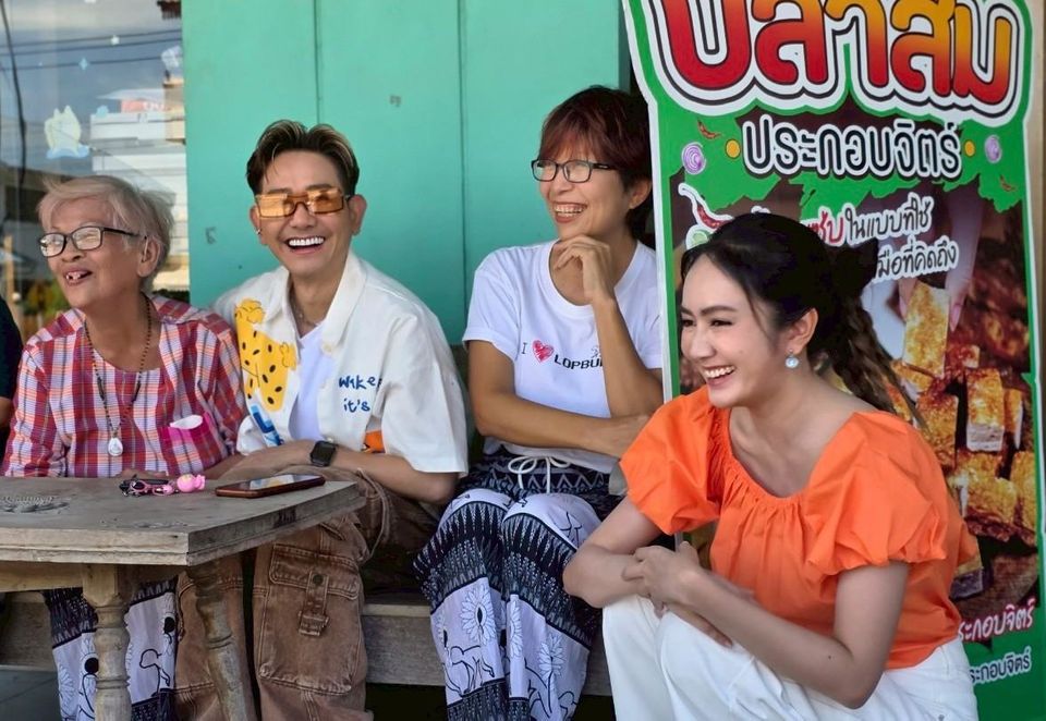 “เอ-แป้ง พาลุยแหล่งทำปลาส้มฟัก จ.ลพบุรี  ตามหาเอกลักษณ์ผ้ามัดหมี่แบบไทยพวน