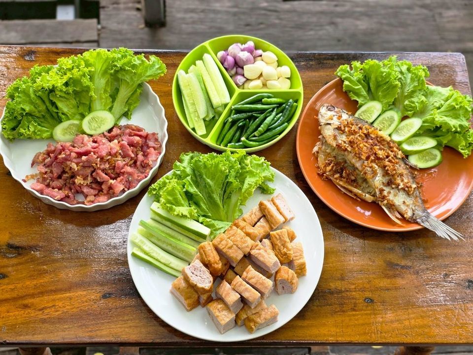 “เอ-แป้ง พาลุยแหล่งทำปลาส้มฟัก จ.ลพบุรี  ตามหาเอกลักษณ์ผ้ามัดหมี่แบบไทยพวน