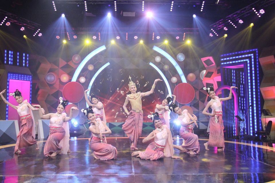 ดวลเพลงดัง พลังมัธยม ร่วมถ่ายทอดชีวิตสาวบ้านนา ผ่านเพลง "อายแสงนีออน" ของ "พุ่มพวง ดวงจันทร์"