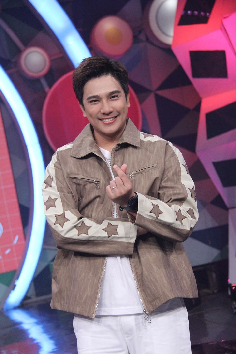 ดวลเพลงดัง พลังมัธยม ร่วมถ่ายทอดชีวิตสาวบ้านนา ผ่านเพลง "อายแสงนีออน" ของ "พุ่มพวง ดวงจันทร์"