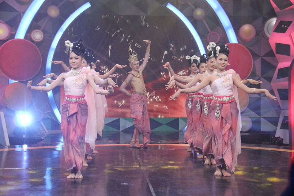 ดวลเพลงดัง พลังมัธยม ร่วมถ่ายทอดชีวิตสาวบ้านนา ผ่านเพลง "อายแสงนีออน" ของ "พุ่มพวง ดวงจันทร์"