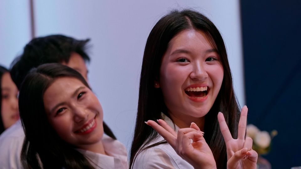 พ่อค้าซ่าแม่ค้าแซ่บ!!.ใจละลาย..ปะหน้านักชิมสวยหล่อ 3 เฮดเชฟ หัวจะปวด ลูกทีมสติหลุดไร้สมาธิทำงาน  