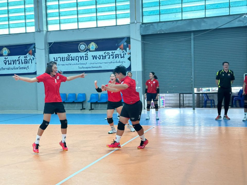 “SPORTS LIFE” เอาใจแฟนลูกยางทีม “รร.ชุมชนวัดหนองค้อ” พาตะลุยแคมป์พูดคุยกับนักตบเลือดใหม่