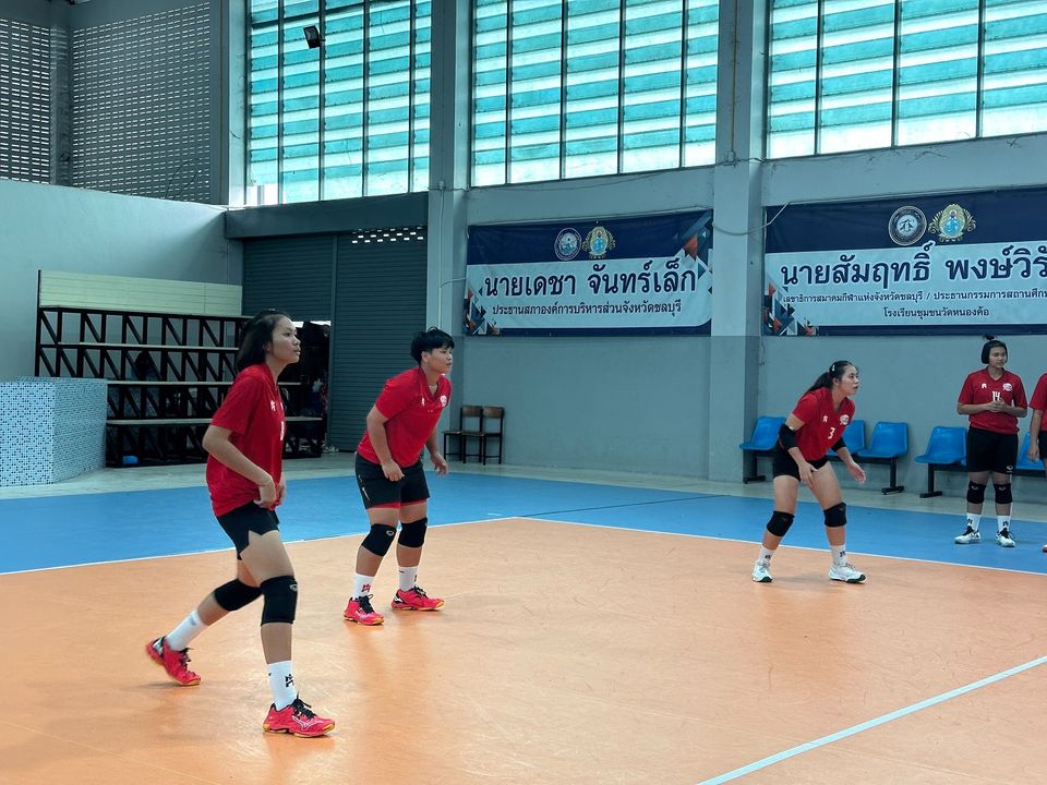 “SPORTS LIFE” เอาใจแฟนลูกยางทีม “รร.ชุมชนวัดหนองค้อ” พาตะลุยแคมป์พูดคุยกับนักตบเลือดใหม่