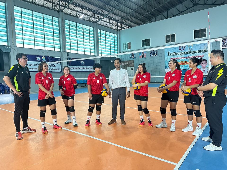 “SPORTS LIFE” เอาใจแฟนลูกยางทีม “รร.ชุมชนวัดหนองค้อ” พาตะลุยแคมป์พูดคุยกับนักตบเลือดใหม่